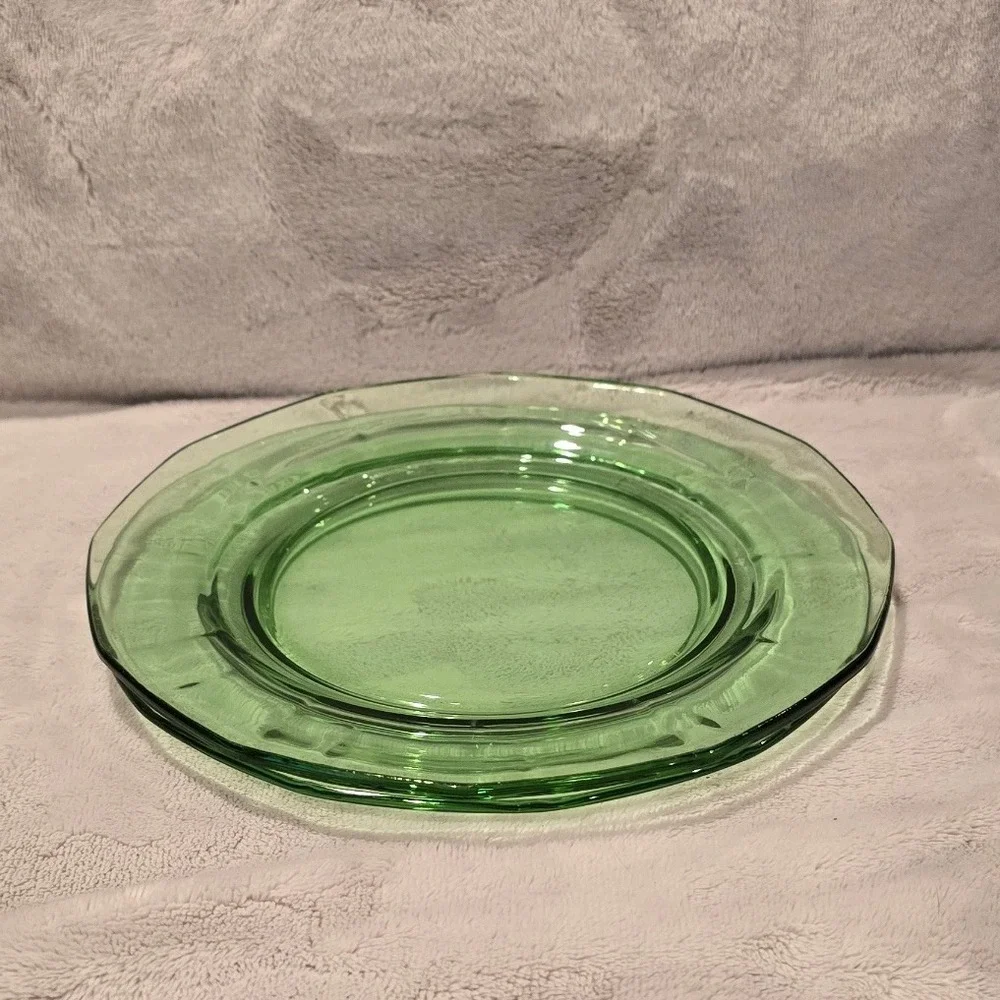 Vintage Fostoria Fairfax No 2375 Green Uranium Glass‎ Salad Plates (2) UV Glow